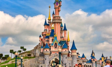Paris, Disneyland Pegasus Hava Yolları ile